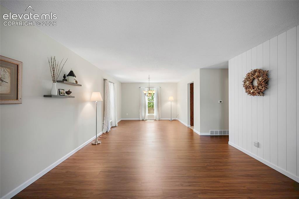 Image 8 of 50: Living Room