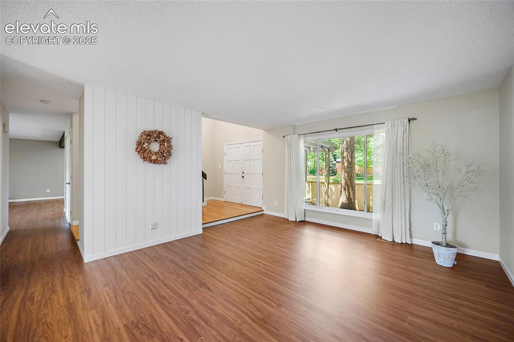 Image 9 of 50: Living Room