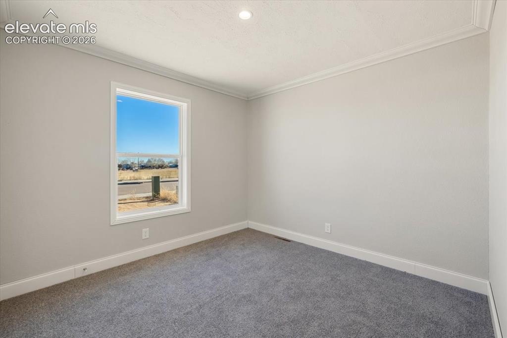 Image 16 of 24: Bedroom