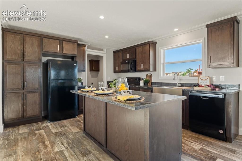 Image 7 of 24: Kitchen