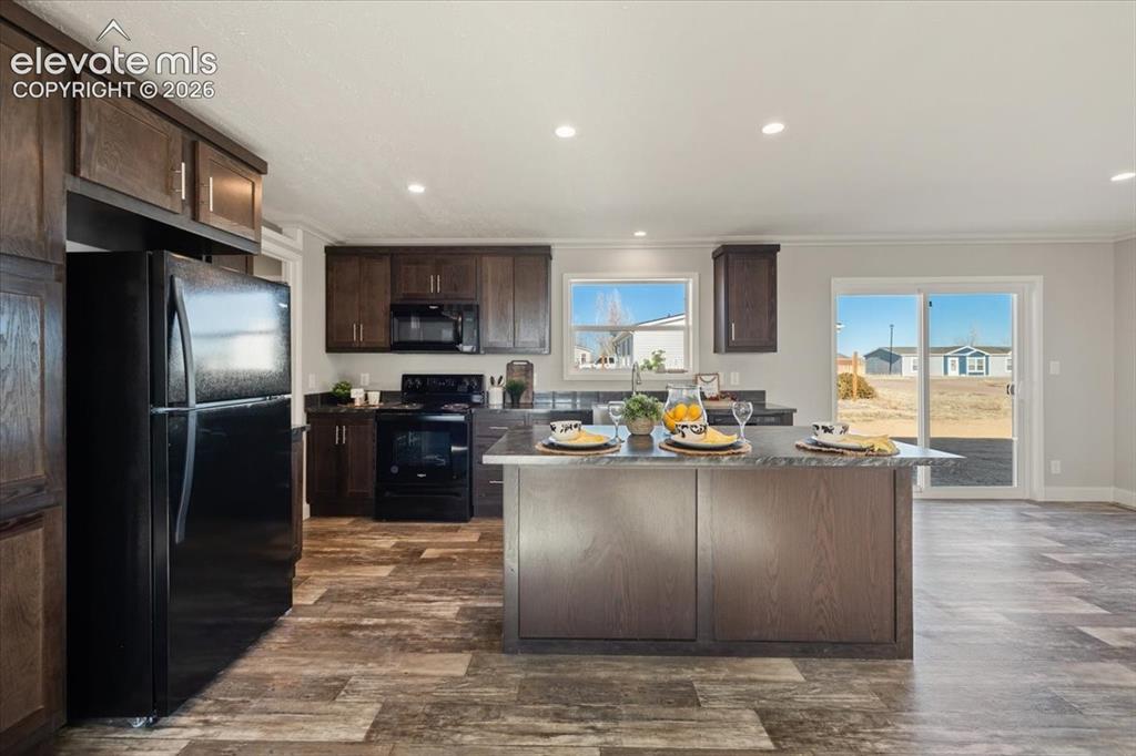 Image 8 of 24: Kitchen
