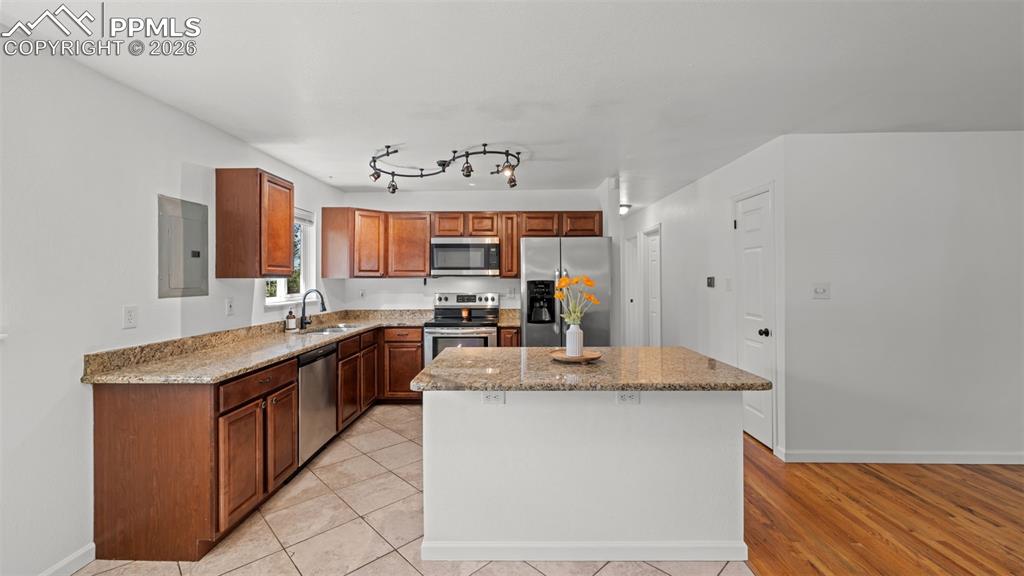 Image 11 of 40: Kitchen