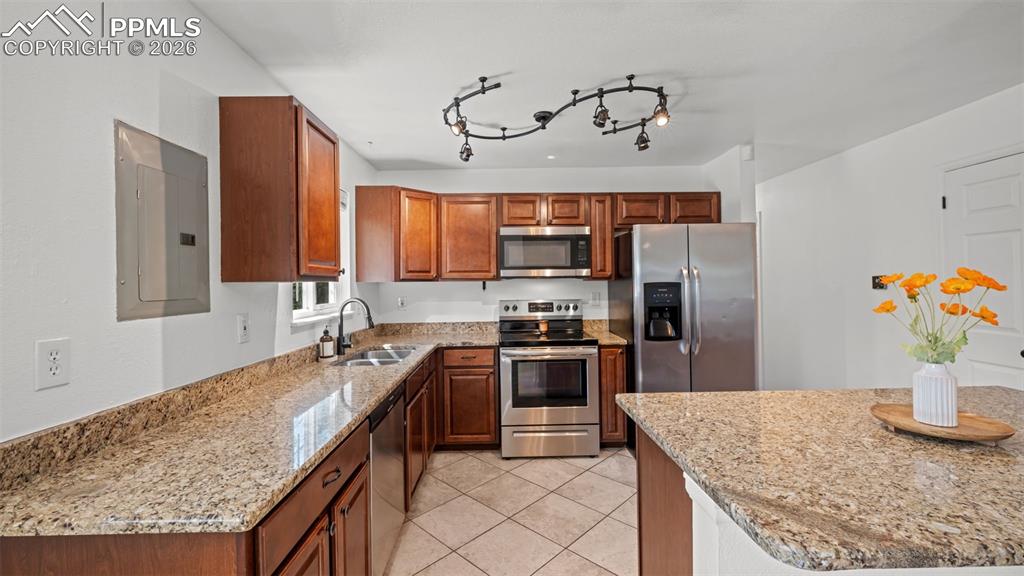 Image 12 of 40: Kitchen