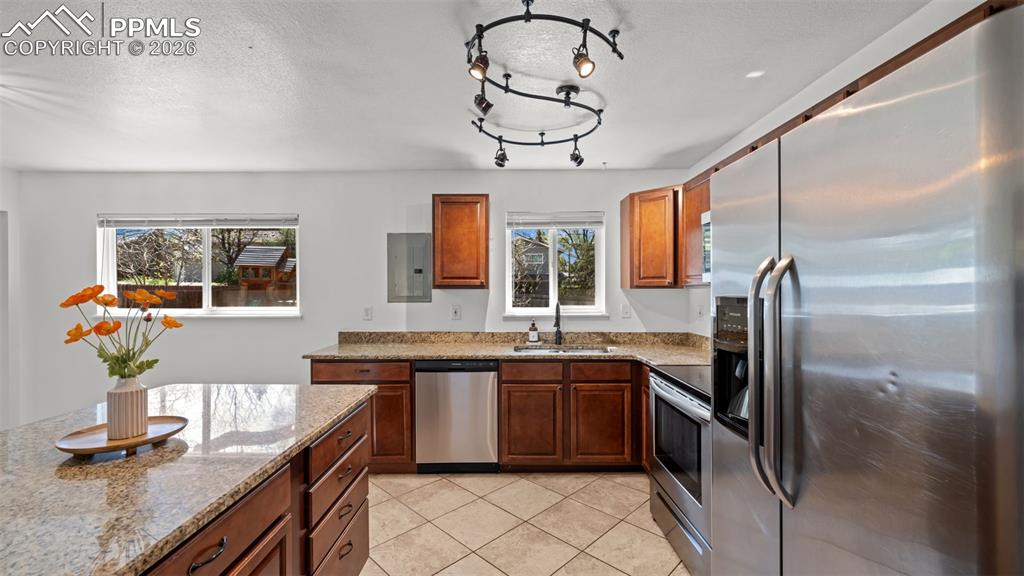 Image 14 of 40: Kitchen