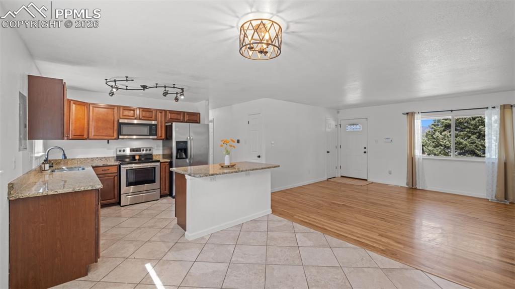 Image 16 of 40: Kitchen