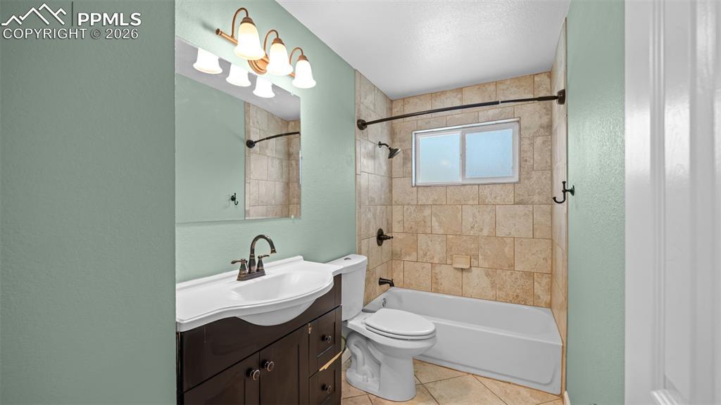 Image 17 of 40: Bathroom