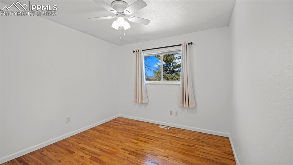 Image 19 of 40: Bedroom