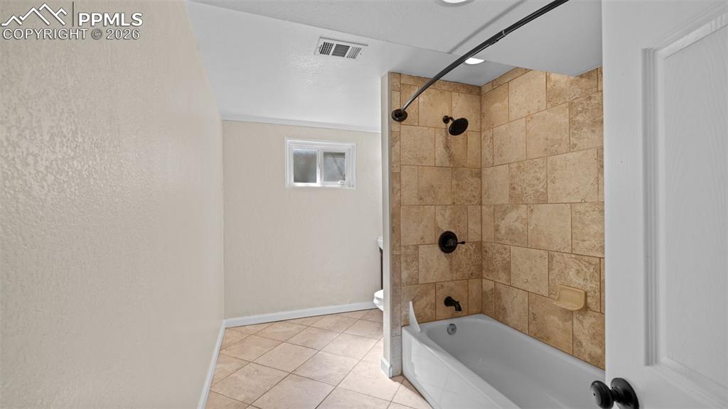 Image 25 of 40: Bathroom