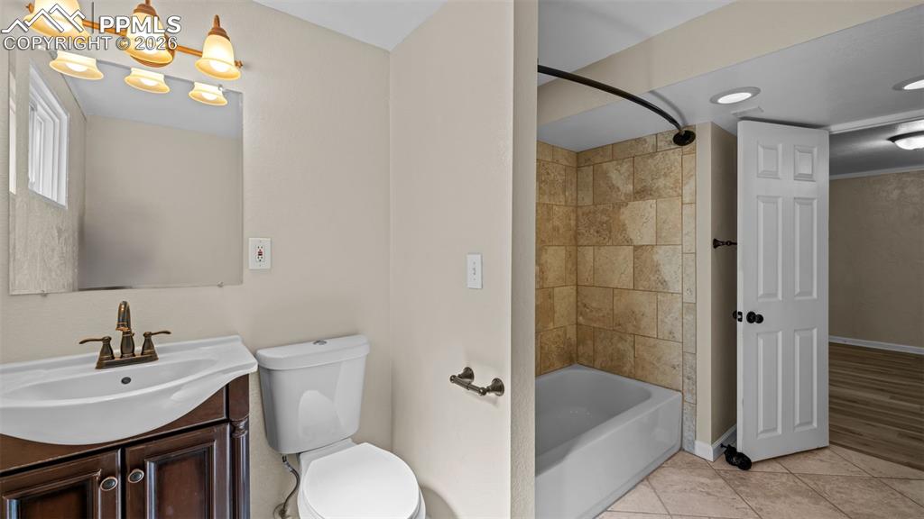 Image 26 of 40: Bathroom