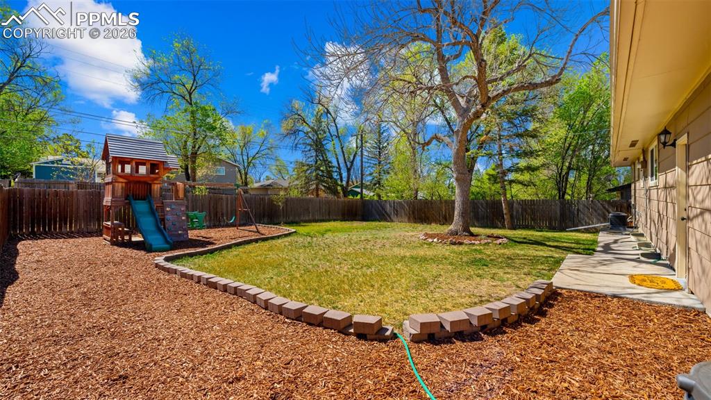 Image 31 of 40: Yard