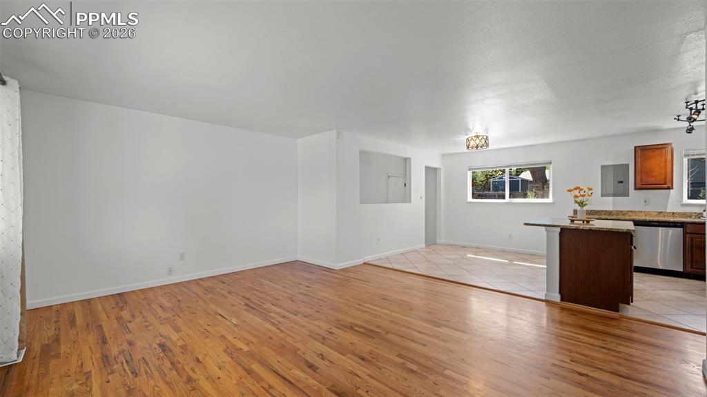 Image 5 of 40: Living Room