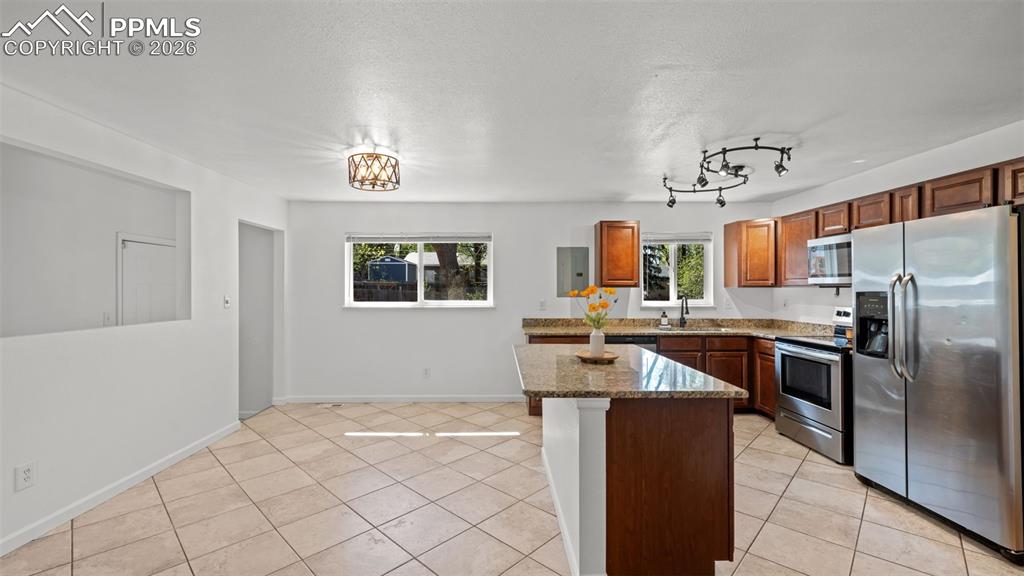 Image 9 of 40: Kitchen