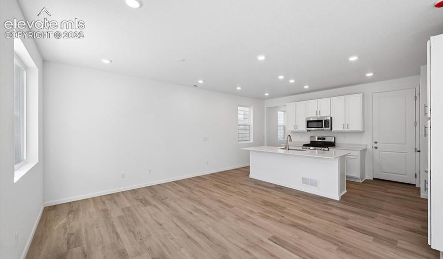 Image 12 of 24: Kitchen