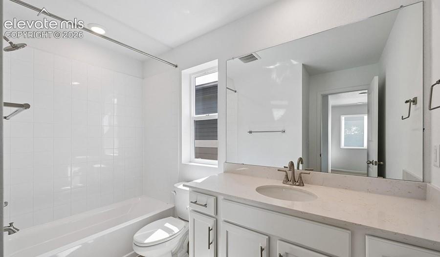 Image 14 of 24: Bathroom