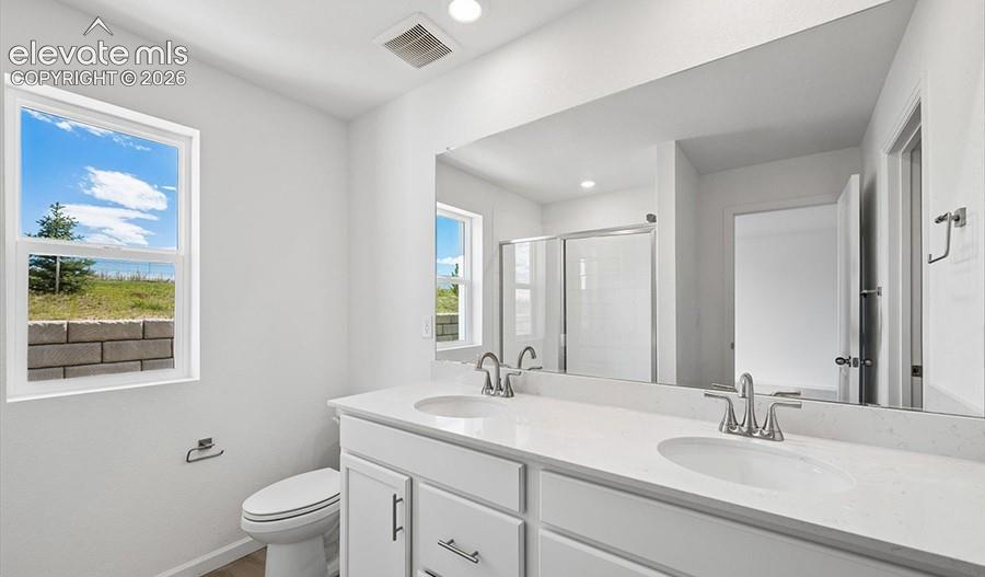 Image 19 of 24: Bathroom