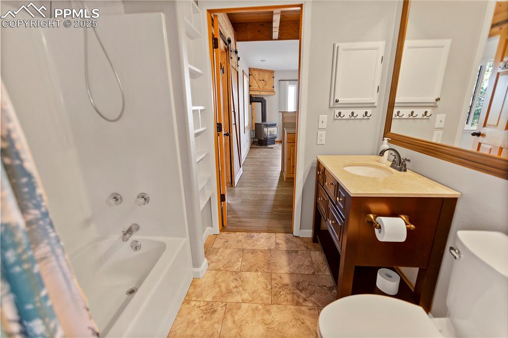 Image 16 of 39: Bathroom