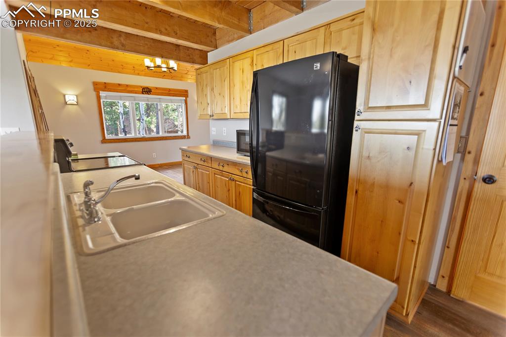 Image 32 of 39: Kitchen