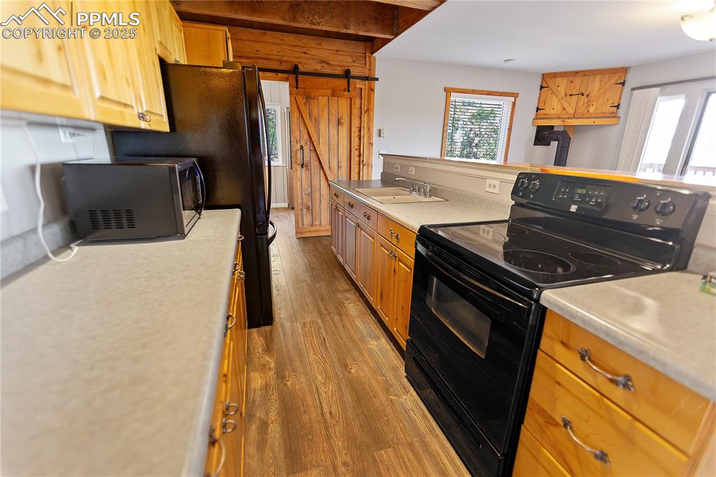 Image 9 of 39: Kitchen