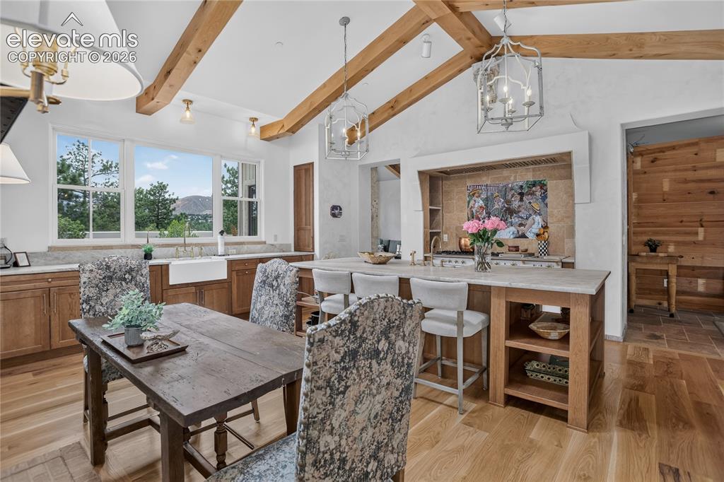 Image 14 of 46: Open kitchen with eat-in area & barstool seating