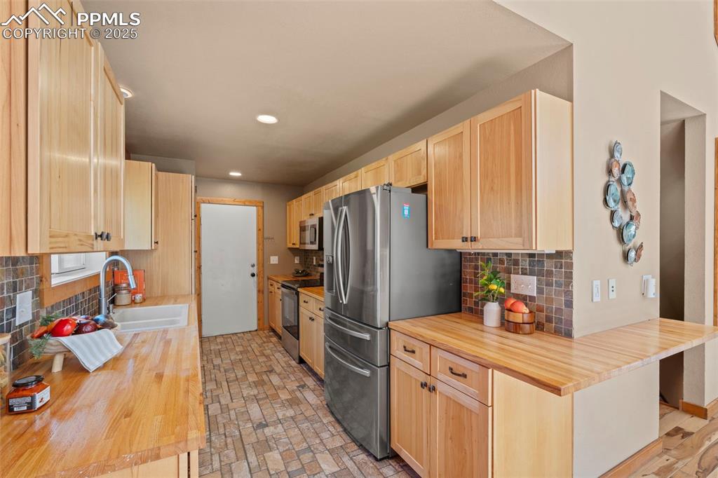 Image 13 of 49: Kitchen