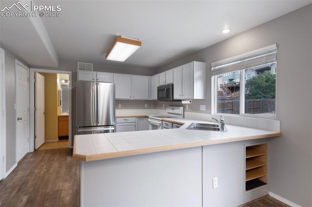 Image 11 of 34: Kitchen