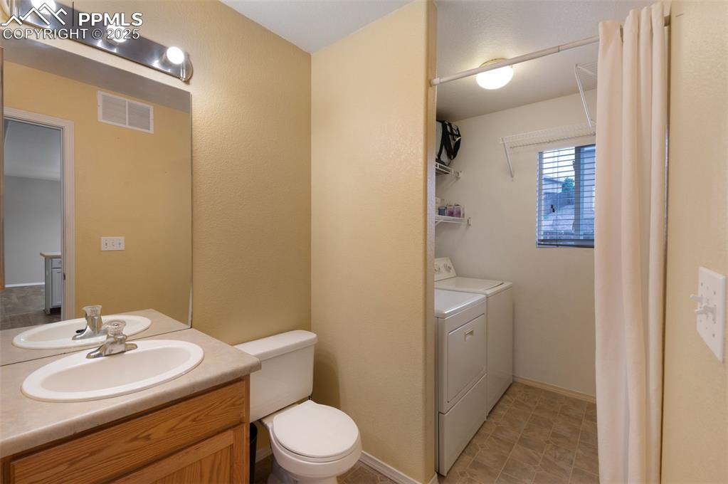 Image 15 of 34: Bathroom