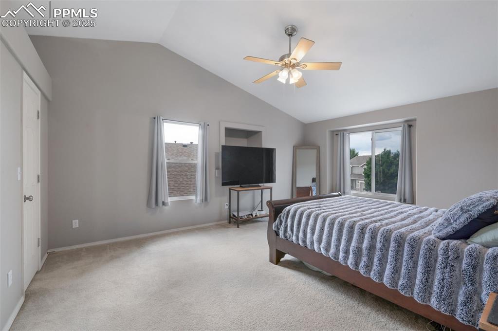 Image 21 of 34: Bedroom