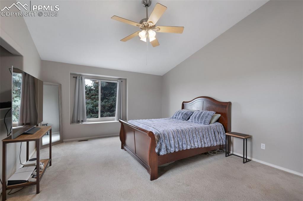 Image 22 of 34: Bedroom