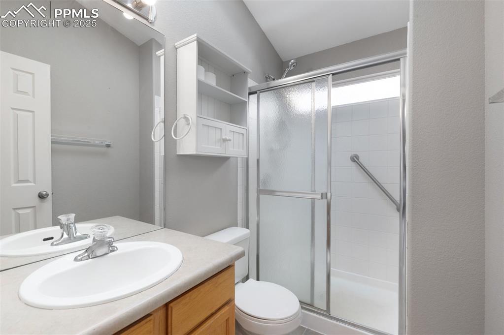 Image 25 of 34: Bathroom