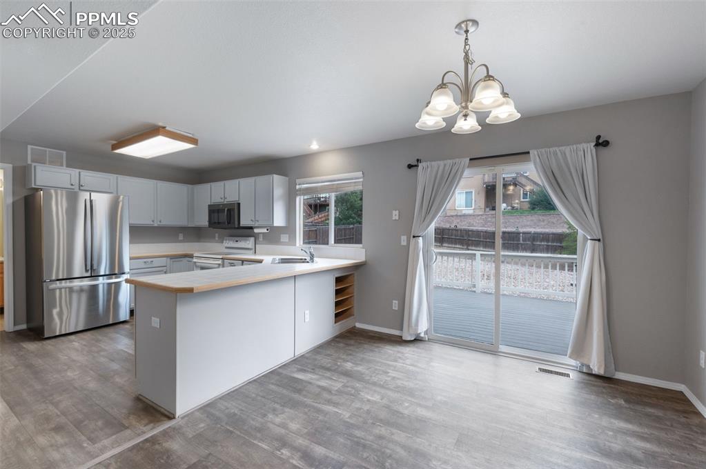 Image 9 of 34: Kitchen