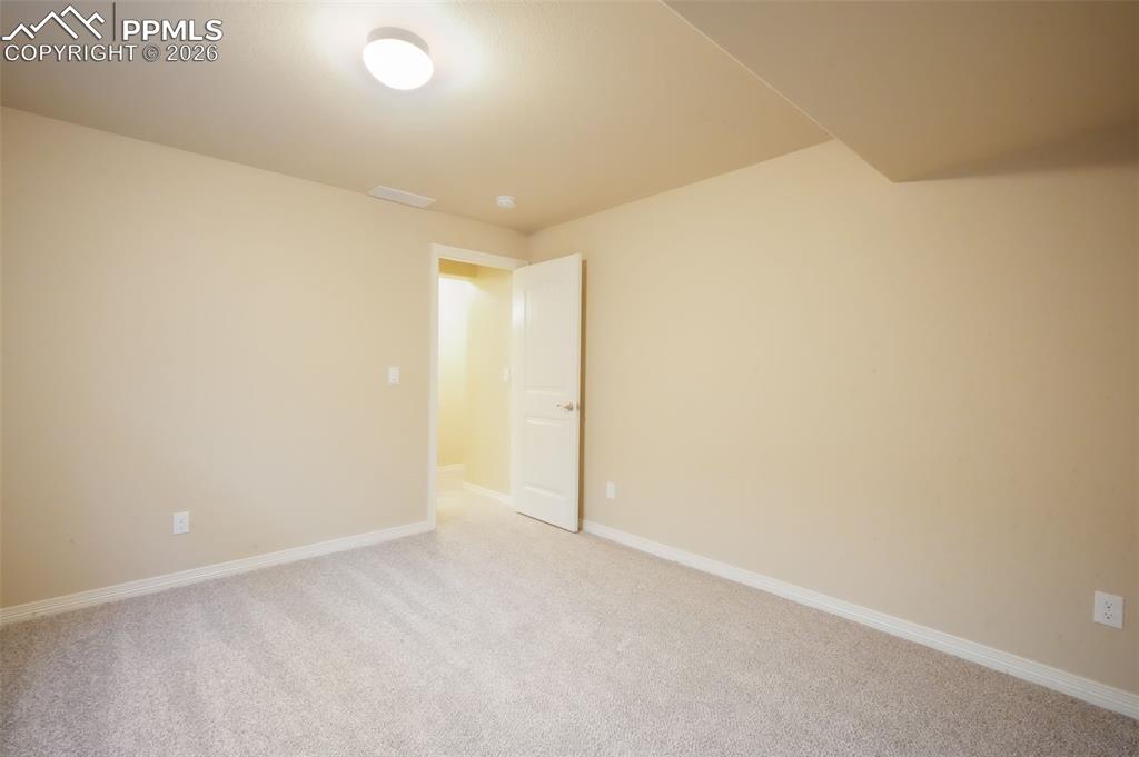 Image 35 of 50: Bedroom