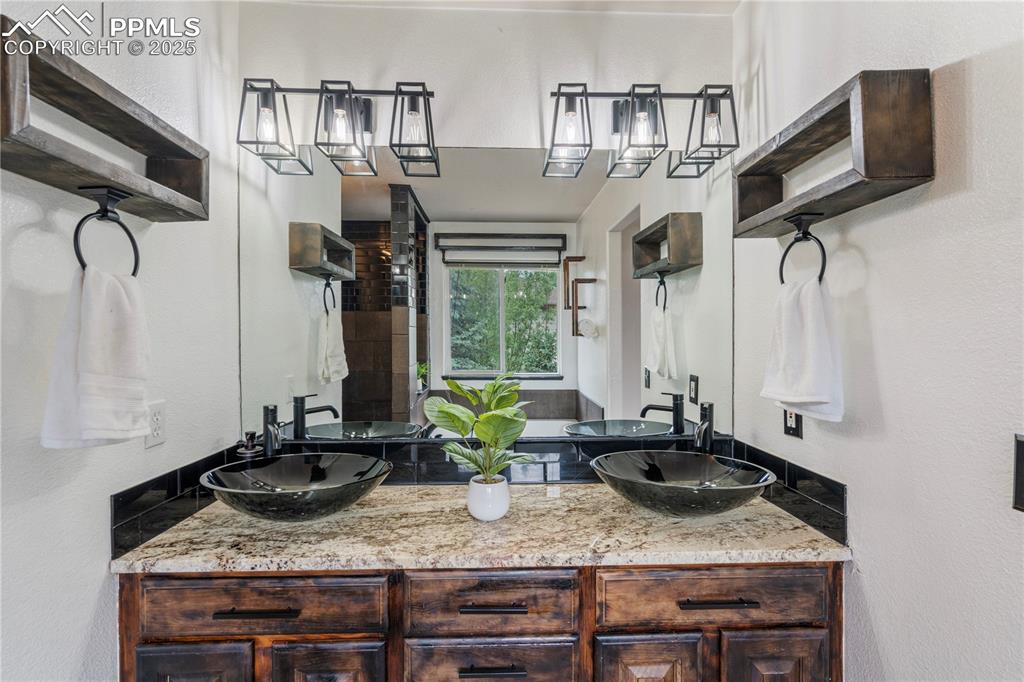 Image 10 of 33: Bathroom