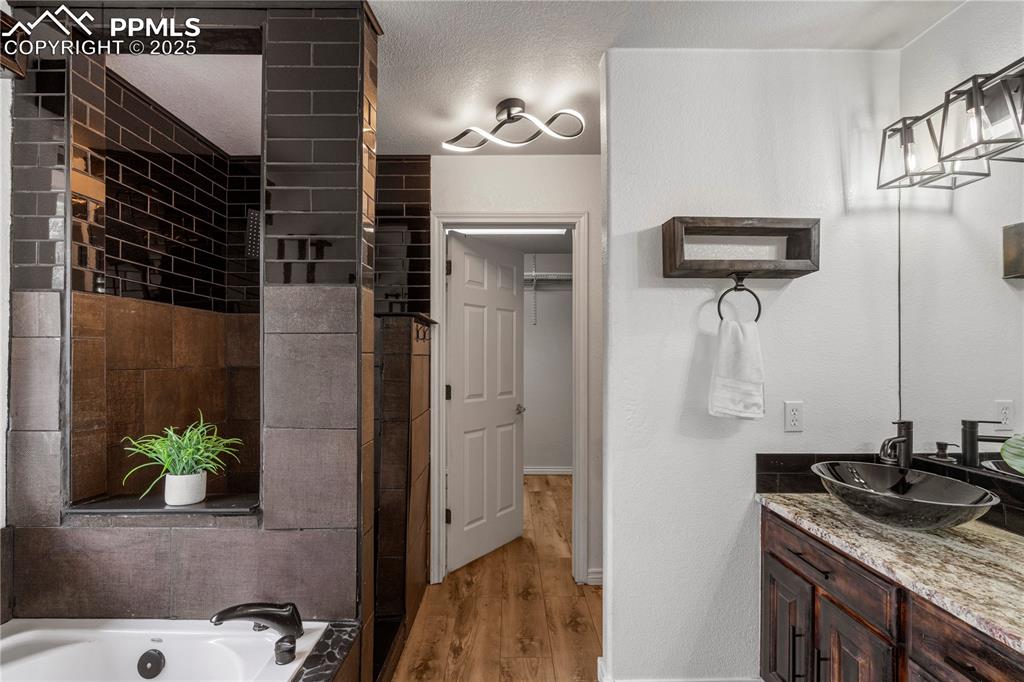 Image 11 of 33: Bathroom