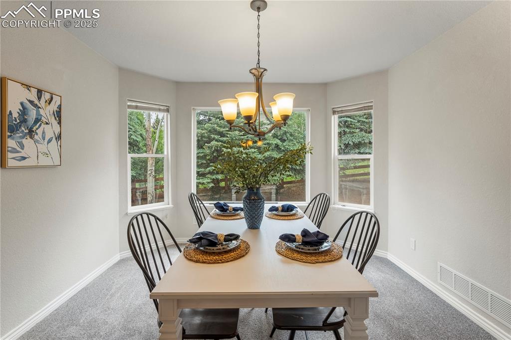 Image 16 of 33: Dining Area
