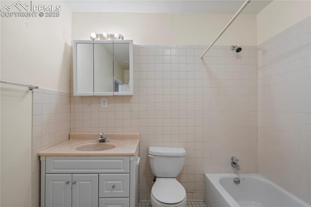 Image 26 of 33: Bathroom