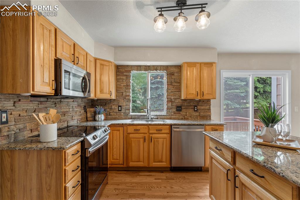 Image 5 of 33: Kitchen