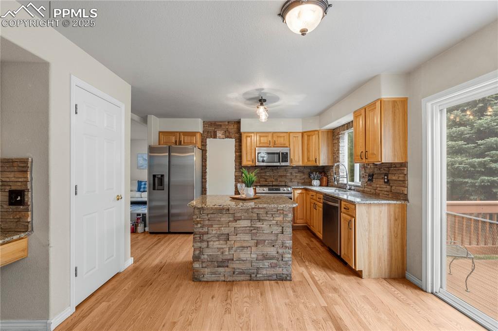 Image 6 of 33: Kitchen
