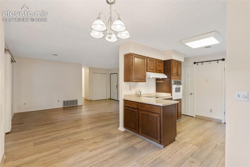 Image 18 of 40: Kitchen