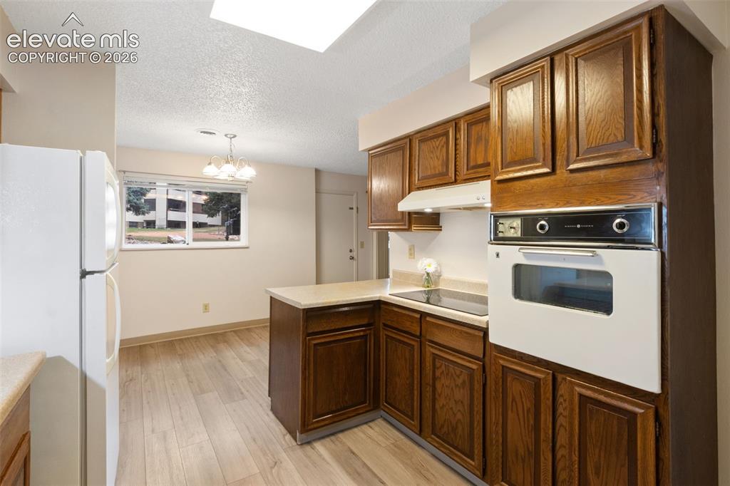 Image 19 of 40: Kitchen
