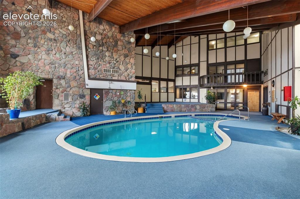 Image 32 of 40: Pool
