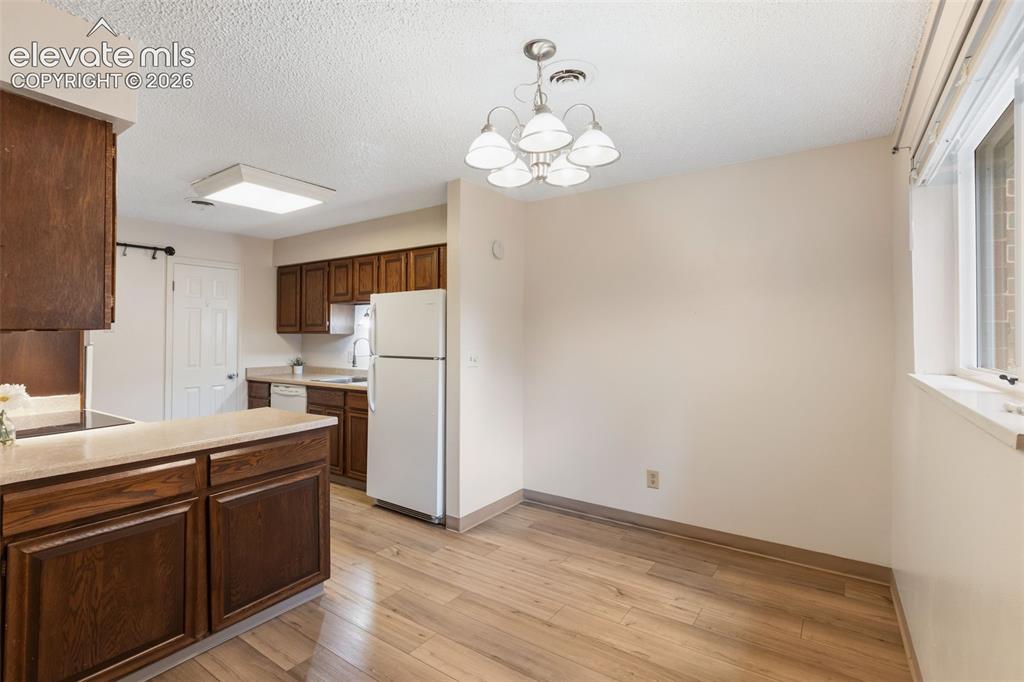 Image 5 of 40: Kitchen