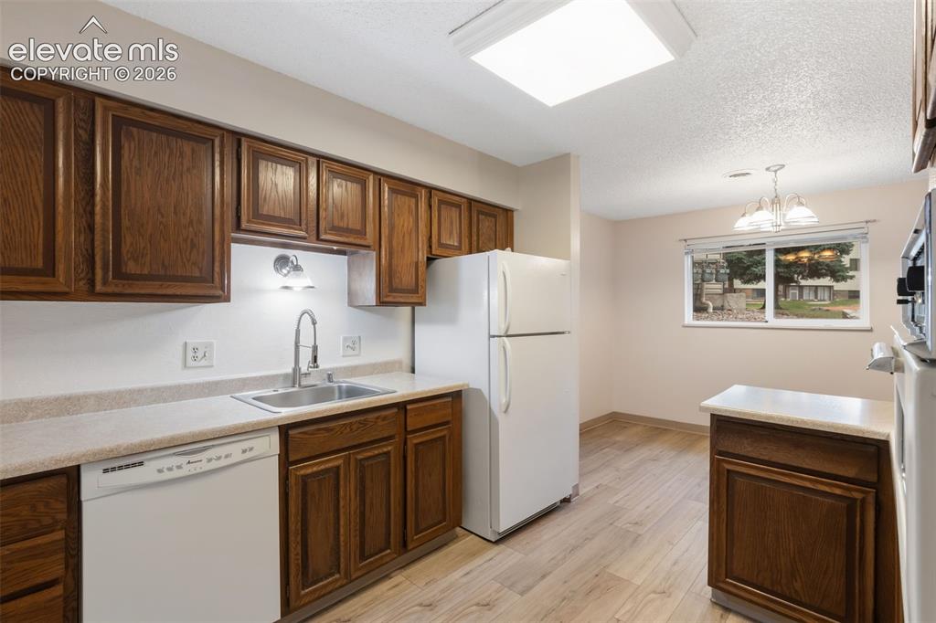 Image 9 of 40: Kitchen