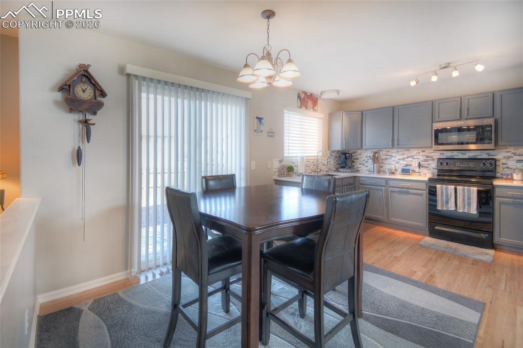 Image 11 of 34: Dining Area