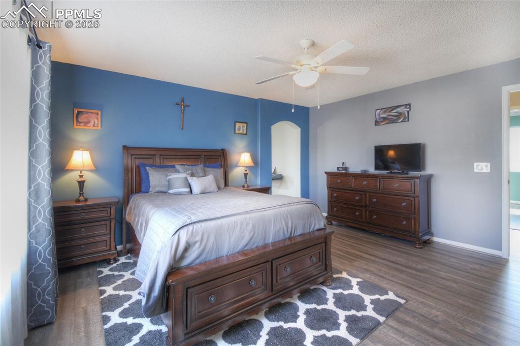 Image 18 of 34: Bedroom