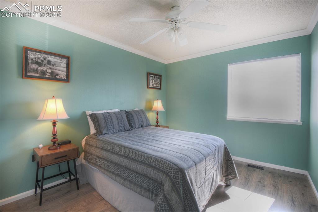 Image 21 of 34: Bedroom