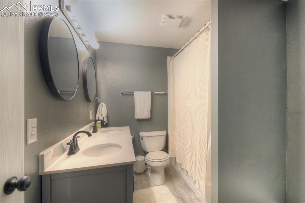 Image 28 of 34: Bathroom