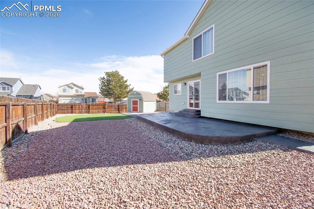 Image 32 of 34: Yard