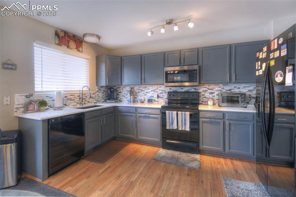 Image 7 of 34: Kitchen