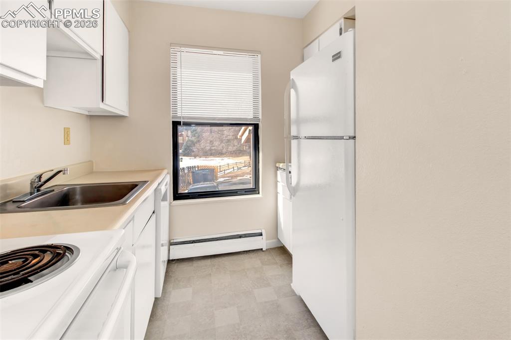 Image 12 of 24: Kitchen