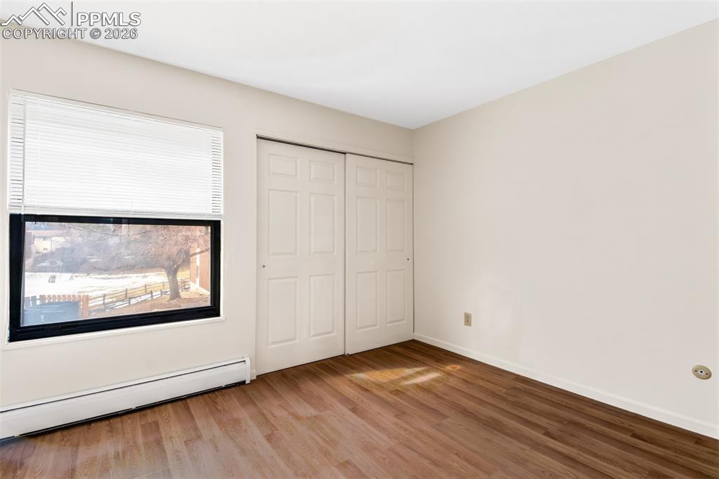 Image 15 of 24: Bedroom